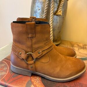 EARTH Tan Havane  ankle harness boots size 11